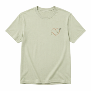 Camiseta verde claro con diseño de corazón y frase Viajar es sentir de El viaje de mi tata.